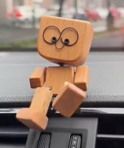 Sjarmerend liten trefigur med gyngefunksjon og 12 magnetiske uttrykk